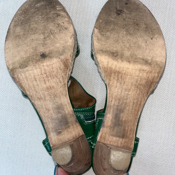 Tamaris (39) green patent leather sandals with stacked wooden heels. - Picture 10 of 12